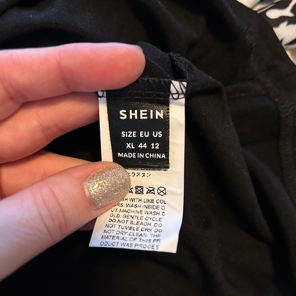SHEIN NEW Black & White Graphic print sleeve lantern sleeve top Size XL (12) - Picture 8 of 8